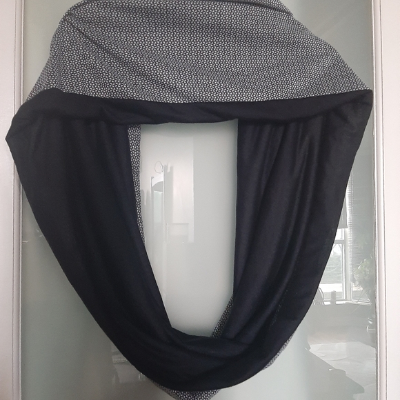 Large Black & White print scarf sold on title - Picture 4 of 5